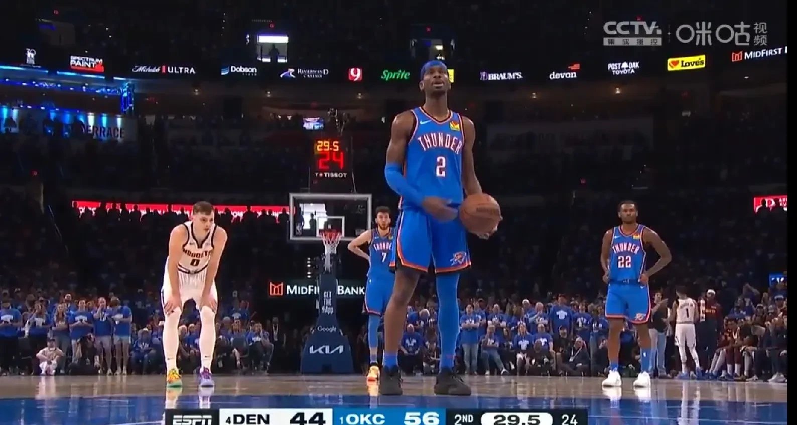 阿扎伦卡在掘金比赛中表现优异，重要助攻引发热议！比赛高潮迭起