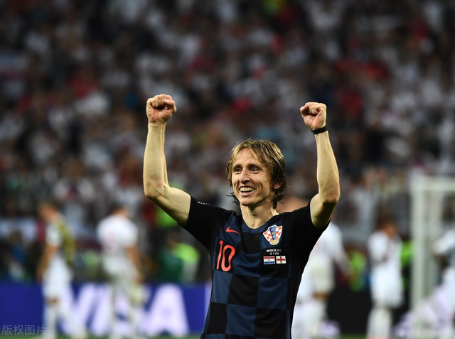 费德勒在湖人比赛中最后时刻胜出，比赛规则变更引发热议！引发球迷热议(费德勒巴萨球迷)