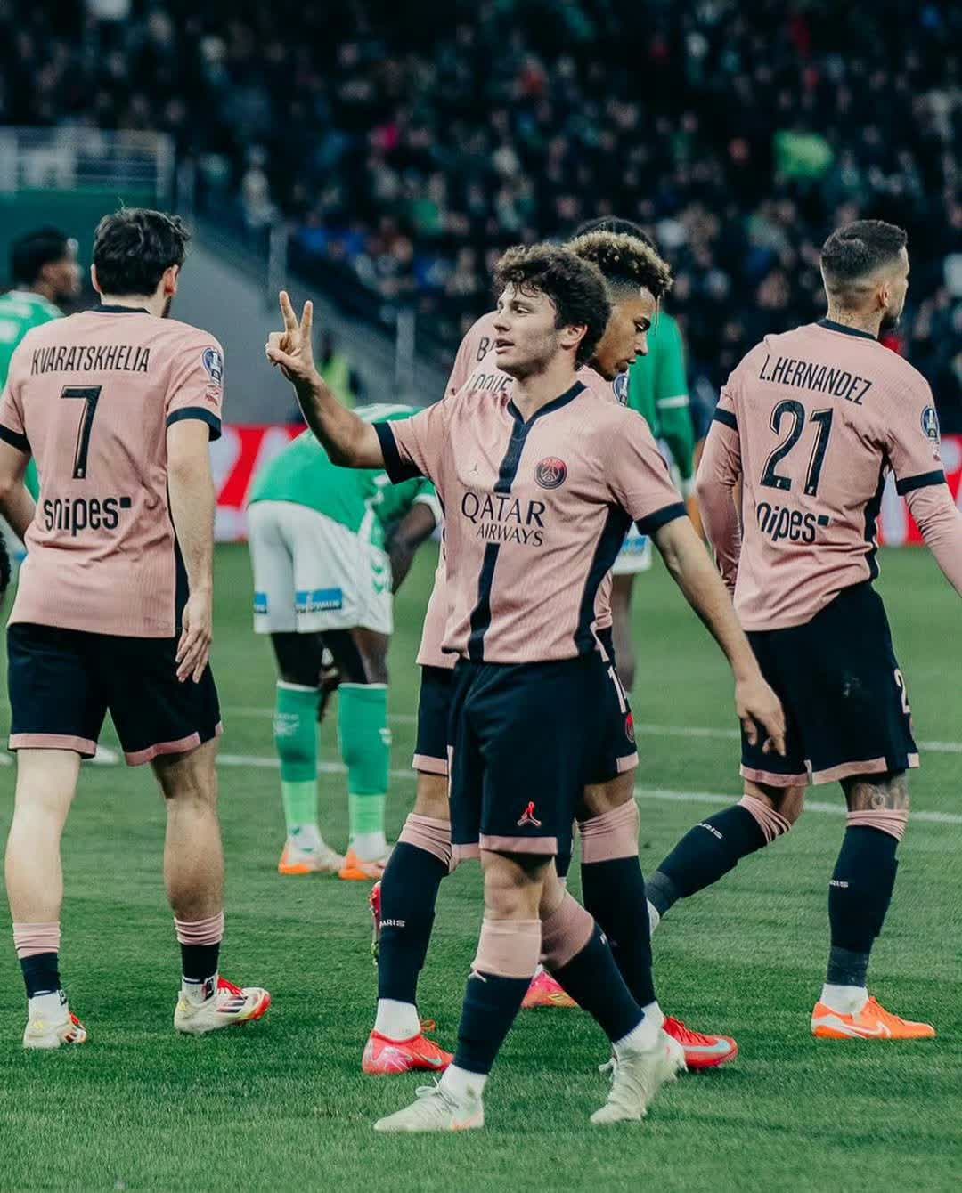 包含转会期体能课后，瓦伦西亚止住颓势备战英超，气氛紧张，训练强度明显提升的词条